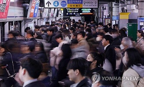 승객들로 붐비는 지하철