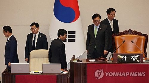 자리로 향하는 우원식 국회의장과 박찬대 원내대표