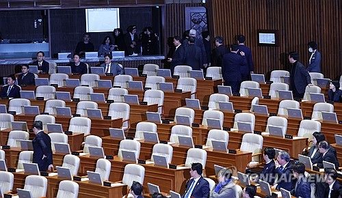 대통령 탄핵소추안 표결 앞두고 본회의장 떠나는 국민의힘