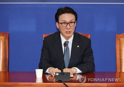 브리핑 하는 김민석 특별대책위원장