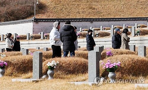 참배객 발걸음 이어지는 5·18 민주묘지