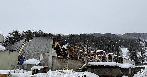 폭설 피해를 본 안성 한 축산농가 축사