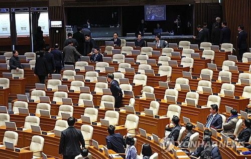 대통령 탄핵소추안 표결 앞두고 본회의장 떠나는 국민의힘