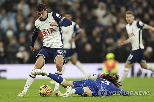 미끄러져 넘어진 마르크 쿠쿠레야의 볼을 뺏는 브레넌 존슨