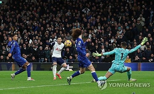 슈팅하는 손흥민