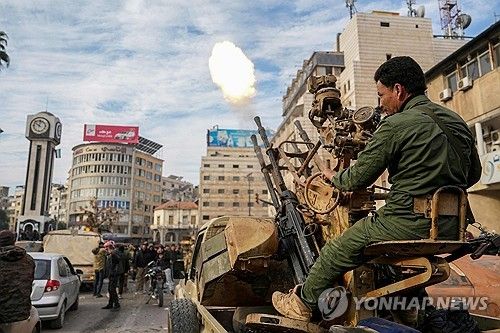 축포 쏘는 시리아 반군