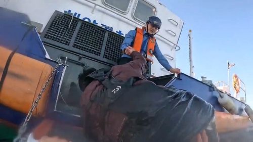 전복된 레저보트서 구조되는 승선원