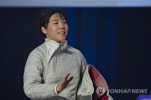 오를레앙 그랑프리에서 우승 차지하고 인사하는 전하영