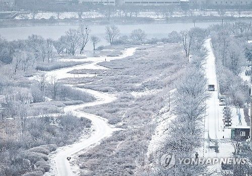 강원 춘천시 소양강에 물안개와 상고대가 핀 모습