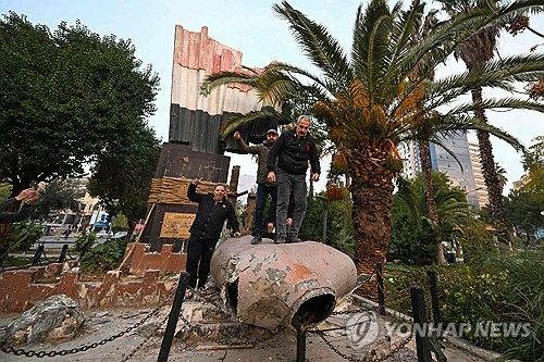 목 잘린 알아사드 대통령 동상