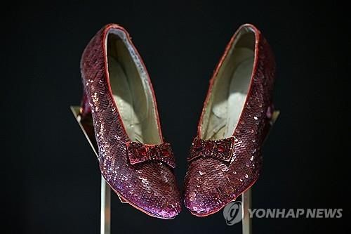 영화 '오즈의 마법사'에서 도로시가 신었던 루비 구두
