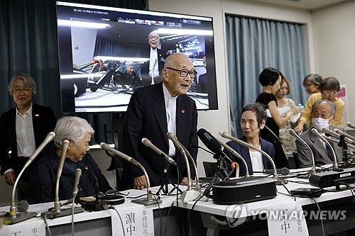 올해 노벨평화상 수상 단체인 '니혼히단쿄' 대표위원 등이 10월 12일 도쿄에서 기자회견을 하고 있다. 