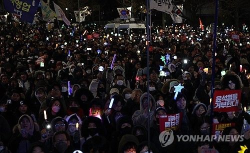 국회 앞에 모인 촛불대행진 참가자들