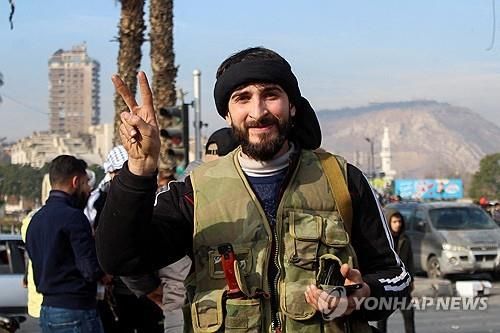 승리의 V자 그리는 시리아 반군 전사