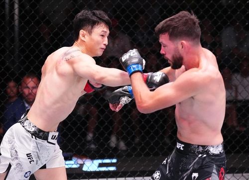 UFC 2연승을 달린 최두호(왼쪽)