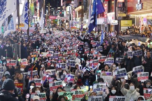 8일 오후 서면서 윤석열즉각퇴진부산시민대회가 열리고 있다.