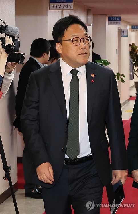 국무위원 간담회 참석하는 김병환 금융위원장