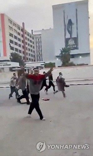 석방된 뒤 기뻐하는 죄수들