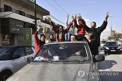 알아사드 정권 붕괴에 기뻐하는 시리아인들