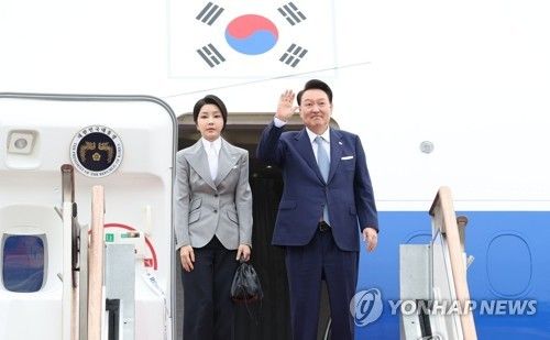 출국하는 윤석열 대통령 부부