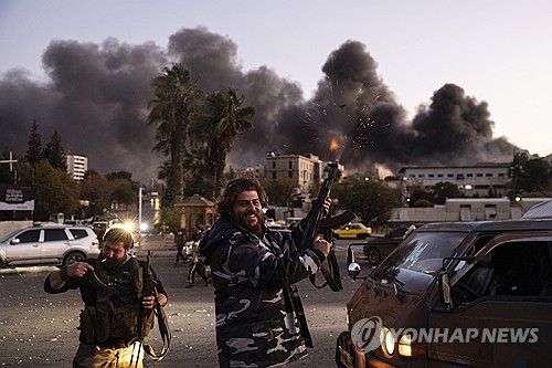 독재 붕괴 자축하며 축포를 쏘는 시민들