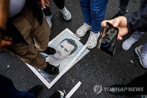 짓밟히는 알아사드 초상화 