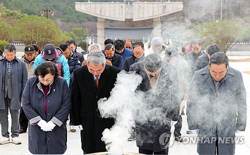 5·18 민주묘지 참배하는 오월단체