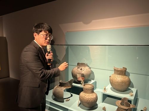 토우 장식 항아리를 소개하는 이제현 학예연구사