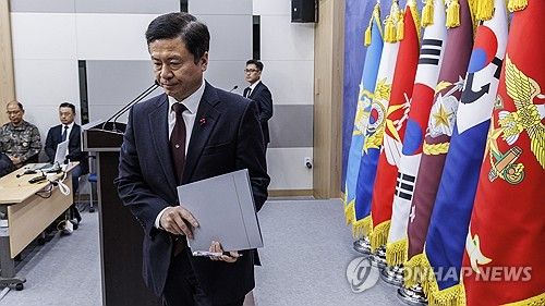 비상계엄 사태 뒤 첫 브리핑을 마친 전하규 국방부 대변인