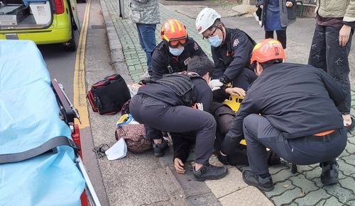 부상 입은 행인 구조 중인 119 대원