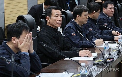 본교섭 시작 기다리는 한문희 사장