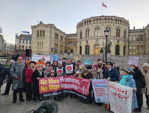 니혼히단쿄 노벨평화상 수상을 축하하는 일본인들