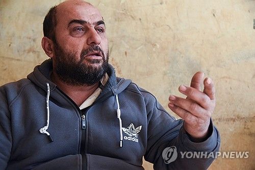 시리아 감옥으로 끌려간 뒤 실종된 가족 찾는 남성