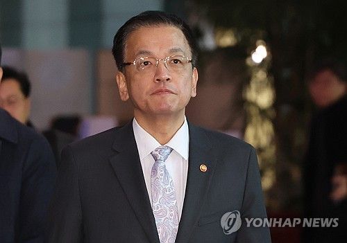 정부서울청사 들어서는 최상목 부총리