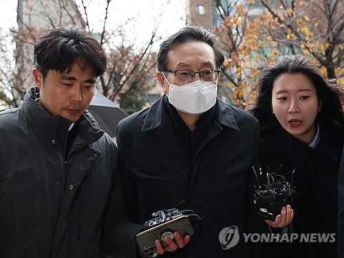 손태승 전 회장, 취재진 질문에 묵묵부답