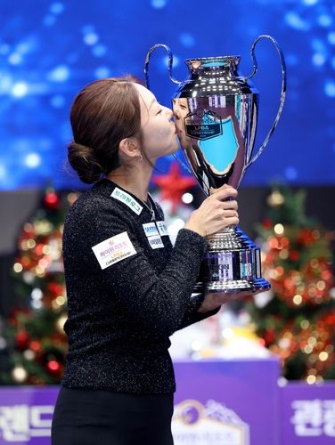 우승 트로피에 입 맞추는 김가영