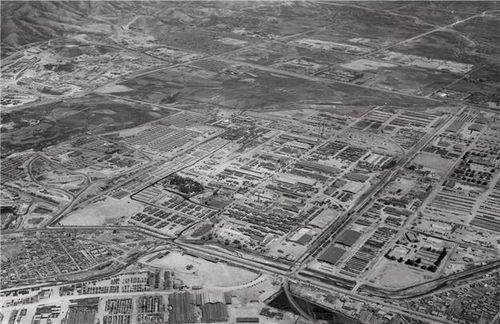 1957년 5월 22일 촬영. 애스컴 시티에 위치한 제55보급창 항공사진