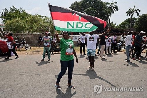 마하마 전 대통령 대선 승리에 기뻐하는 지지자들