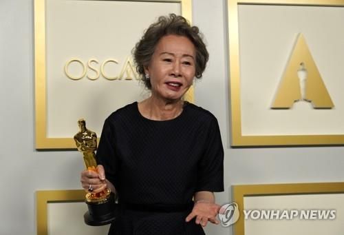 '한국 배우 최초' 아카데미 여우조연상 받은 윤여정
