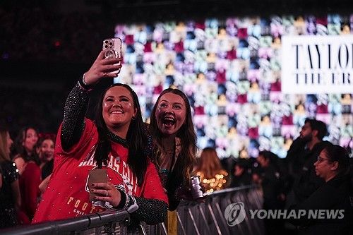 지난 6일 캐나다 밴쿠버에서 열린 테일러 스위프트 공연에서 사진 찍는 팬들