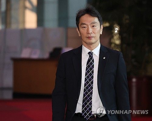 정부서울청사 들어서는 이복현 금감원장