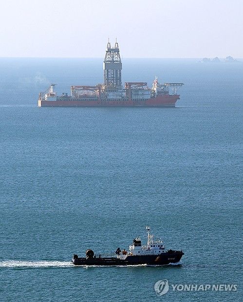 부산 도착한 대왕고래 시추선