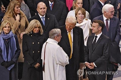 노트르담 대성당 재개관 기념식서 프랑스 대통령 부부 사이에 자리잡은 트럼프. 맨 왼쪽은 질 바이든 여사. 