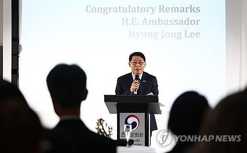 한강 작가 노벨문학상 수상 축하 리셉션, 인사말하는 이형종 대사