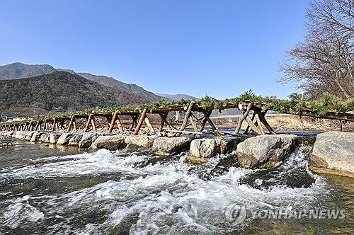 솔가지와 흙으로 만든 섶다리