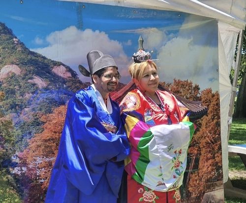 한복 입고 사진 찍는 K-드라마 열성팬 클라우디아와 산드로