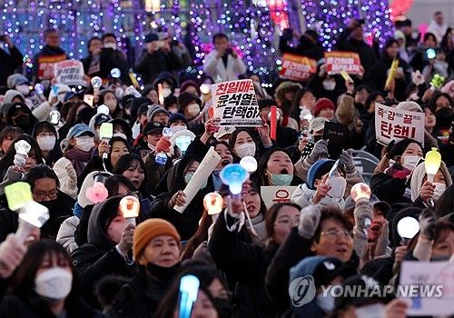 구호 외치는 광주 시민들