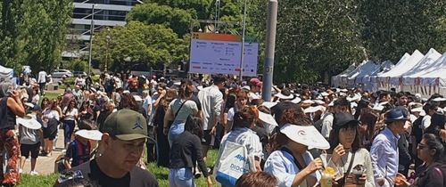 한식과 다양한 행사가 마련된 부스에 줄 선 현지 시민들