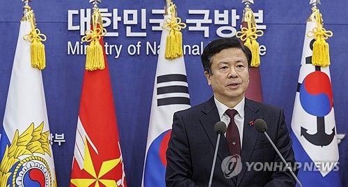'비상계엄' 뒤, 첫 정례브리핑하는 전하규 국방부 대변인