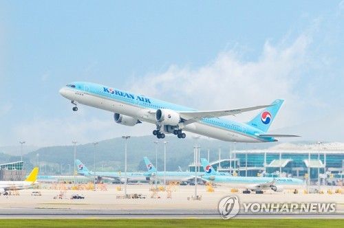 날아오르는 대한항공 B787-10